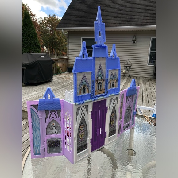 Disney Frozen 2 Fold And Go Portable Arendelle Castle Play Set House - Picture 7 of 10